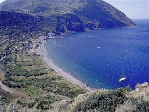 Noleggio barche a Filicudi escursioni a Filicudi la storia di Isola 